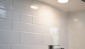 Questo trucco fai-da-te fa sembrare le fughe come nuove senza ristrutturare il bagno